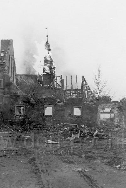 004 (6).jpg - Kirche Pöhl, Brand am 24.März 1961, vom Schlosshof gesehen